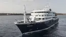 Kecemasan menyelimuti suasana kapal, terlebeh setelah tiga orang dkabarkan meninggal dunia akibat wabah ini. Tampak dalam foto, pemandangan udara kapal pesiar MV Hondius di lepas pelabuhan Praia, ibu kota Tanjung Verde, pada Selasa 5 Mei 2026. (Foto oleh AFP)