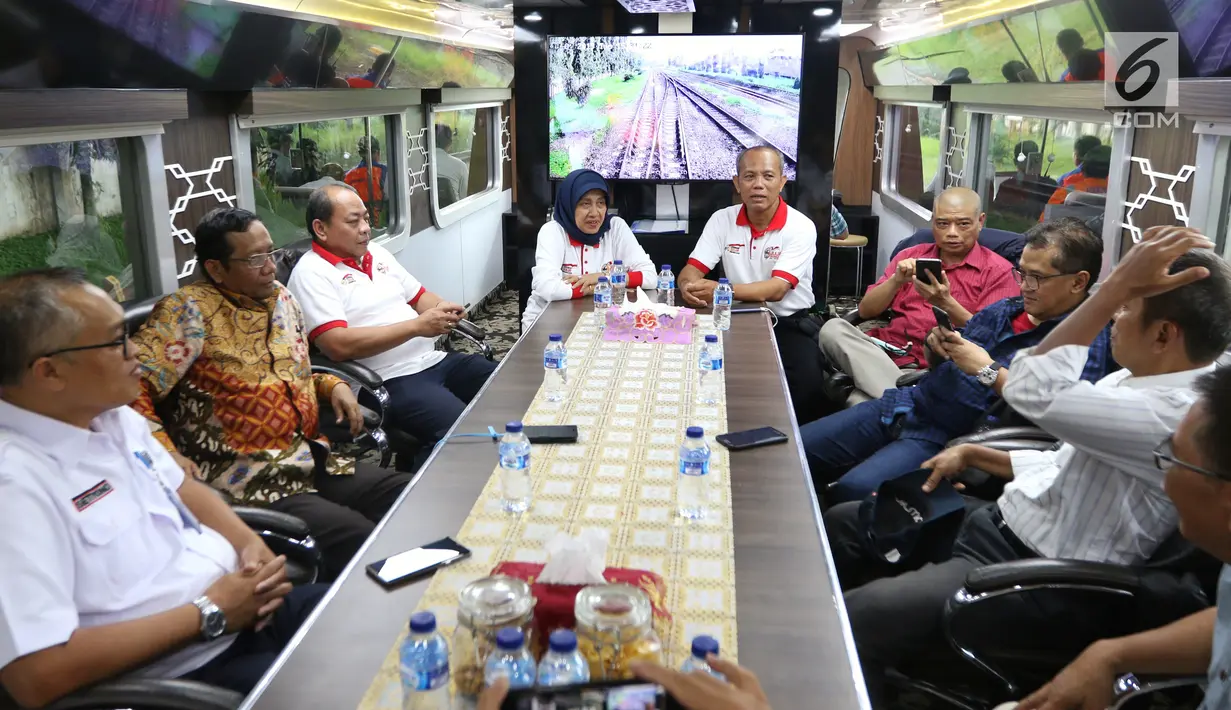 Ketua Gerakan Suluh Kebangsaan Mahfud MD bersama Romo Benny dan para peserta dalam perjalanan hari kedua Jelajah Kebangsaan, Selasa (19/2). Rute Jelajah Kebangsaan ini bermula dari Merak hingga ke Banyuwangi. (Liputan6.com/JohanTallo)