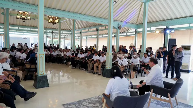 Menteri Koordinator Bidang Perekonomian Airlangga Hartarto mengunjungi Kota Surakarta untuk bertemu dengan sekitar 100 alumni Prakerja dari kota tersebut.