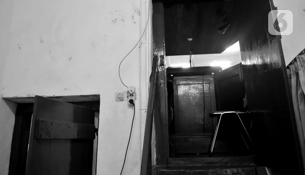 Ruang belakang dan pintu masuk menuju mimbar Gereja Tugu, Semper, Jakarta, Selasa (24/12/2019). Gereja Tugu merupakan pemberian tuan tanah Belanda, Justinus van der Vinch. (merdeka.com/Iqbal Nugroho)