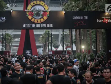 Ribuan fans Konser Guns N’ Roses padati Stadion Gelora Bung Karno, Jakarta, Kamis (8/11). Konser Guns N Roses bertajuk "Not In This Lifetime" ini akan berlangsung sekitar tiga jam. (Liputan6.com/Faizal Fanani)