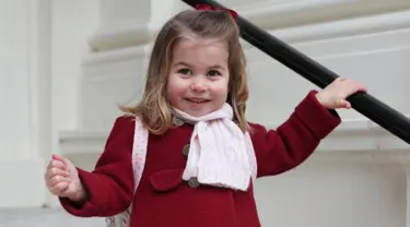 Dalam foto yang diabadikan Kate Middleton, Putri Charlotte bersiap menjalani hari pertama sekolah untuk anak usia dini di Willcocks Nursery School, London, Senin (8/1). Wajah Putri Charlotte tampak ceria dan penuh senyum. (Duchess of Cambridge via AP)