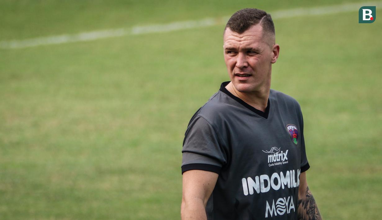 Adam Mitter merupakan salah satu pemain asing pertama yang merapat ke tim yang berjuluk Pendekar Cisadane tersebut. Mitter merupaka pemain berkebangsaan Inggris yang berposisi sebagai bek tengah. (Foto: Bola.com/Bagaskara Lazuardi)