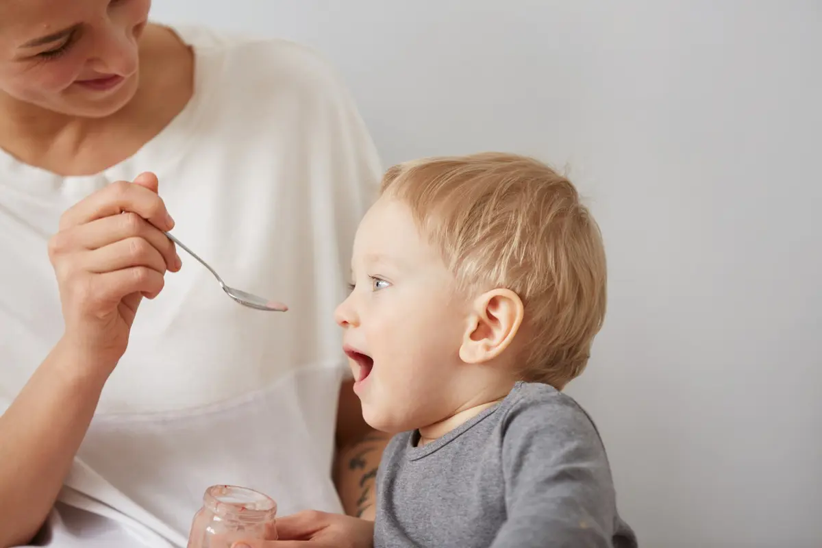 Kapan Bayi Boleh Makan Yogurt? Ini Usia yang Dianjurkan dan Aturan Aman Memberikannya