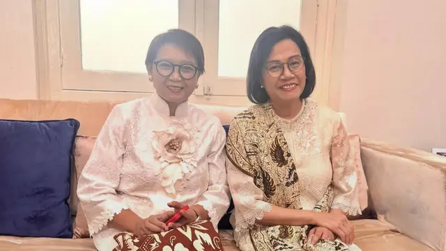 Sri Mulyani dan Retno Marsudi kenakan aksesori anting mutiara di wisuda putranya di FK UI. [@smindrawati]