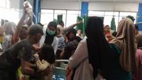 Ratusan pelajar dari beberapa sekolah di Kabupaten Lebong, Provinsi Bengkulu, dilarikan ke Rumah Sakit Umum Daerah (RSUD) setelah menyantap menu Makan Bergizi Gratis (MBG), Rabu (27/8/2025). (Foto: Liputan6.com/Yuliardi Hardjo).