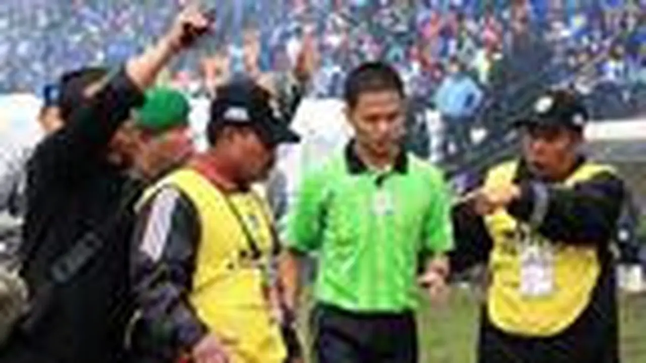 Salah satu wasit lokal tanah air ketika memimpin pertandingan liga 1