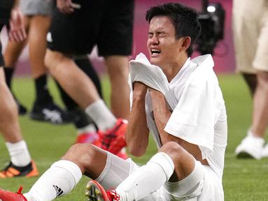 Takefusa Kubo menangis sejadi-jadinya usai Jepang ditaklukkan Meksiko dalam laga perebutan tempat ketiga cabor Sepak bola Olimpiade 2020. (Foto: AP/Gregory Bull)