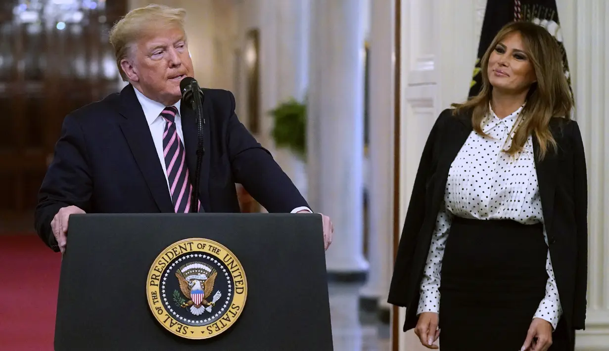 Presiden Donald Trump didampingi ibu Negara Melania Trump memberikan keterangan di Ruang Timur Gedung Putih, Washington (6/2/2020). Trump tak terbukti melanggar pasal penyalahgunaan kekuasaan (abuse of power) dan obstruksi keadilan (obstruction of justice). (AP Photo/Evan Vucci)