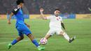 <p>Pemain Timnas Indonesia, Calvin Verdonk (kanan) berusaha memotong bola umpan pemain Filipina pada laga terakhir Grup F putaran kedua kualifikasi Piala Dunia 2026 Zona Asia di Stadion Utama Gelora Bung Karno (SUGBK) Senayan, Jakarta, Selasa (11/6/2024). (Bola.com/M Iqbal Ichsan)</p>