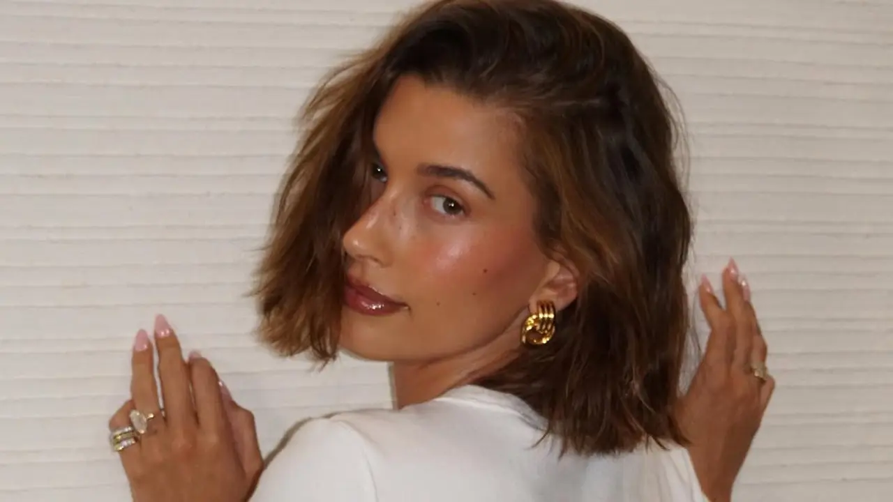 Bukan Pink, Tren Blonzer ala Hailey Bieber yang Bikin Wajah Merona Sekaligus Berdimensi