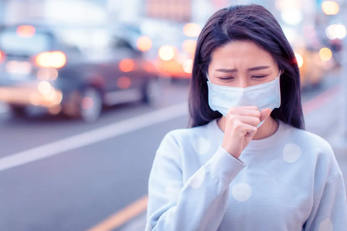 perempuan memakai masker