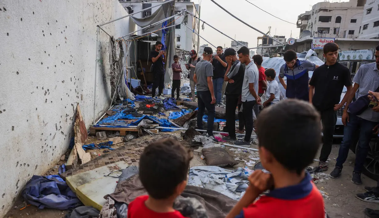 Sebelumnya, sebuah serangan Israel terjadi pada Minggu (10/8/2025) malam. Serangan tersebut menghantam tenda yang terletak di luar gerbang utama Rumah Sakit al-Shifa dan menewaskan tujuh orang. (BASHAR TALEB/AFP)