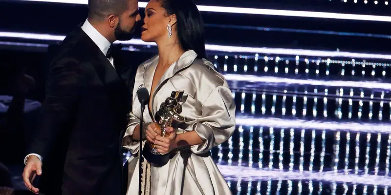 20160829-MTV-VMA-2016-AS-Rihanna-Drake-Reuters-AFP