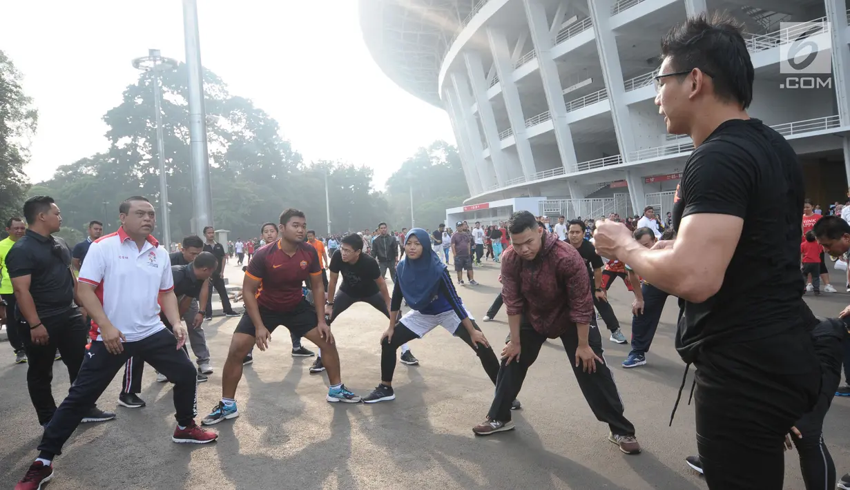 CdM Indonesia di Asian Games 2018, Komjen Pol. Syafruddin (kedua kiri) bersama perwakilan atlet berolahraga pagi di Stadion GBK, Jakarta, Minggu (15/4). Olahraga bersama ini untuk meningkatkan soliditas atlet Indonesia. (Liputan6.com/Helmi Fithriansyah)