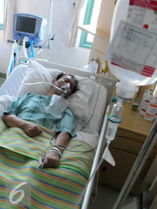 Benny Panjaitan saat dirawat di rumah sakit Sari Asih, Tangerang, Banten, (31/12). Benny dirawat di ruang ICU rumah sakit Sari Asih Tangerang. (Liputan6.com/Helmi Afandi)