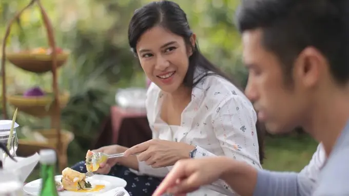 Dian Sastrowardoyo piknik bersama keluarga (Instagram/therealdisastr)