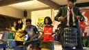 Grup musik, Flavaliciousmax, memeriahkan acara ulang tahun AIS Regional Bogor ke-6 dan nonton bareng Newcastle United melawan Arsenal di Gumati Cafe, Bogor. Sabtu (29/8/2015). (Bola.com/Arief Bagus)
