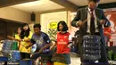 Grup musik, Flavaliciousmax, memeriahkan acara ulang tahun AIS Regional Bogor ke-6 dan nonton bareng Newcastle United melawan Arsenal di Gumati Cafe, Bogor. Sabtu (29/8/2015). (Bola.com/Arief Bagus)