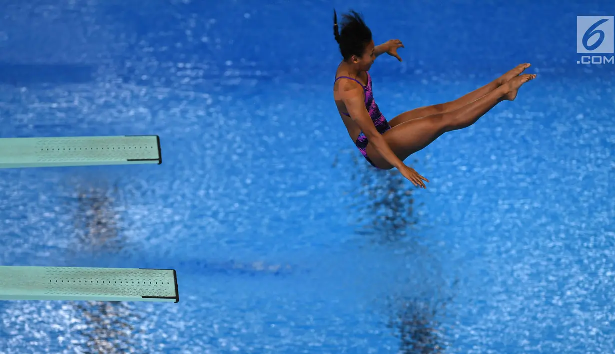 Atlet loncat indah Indonesia, Yasmin Linadini tampil dalam nomor women's 3M Spring Board Asian Games 2018 di Jakarta, Sabtu (1/9). Yasmin memperoleh nilai 203.20 poin dan bercokol di posisi ke-10 klasemen dari 12 peserta. (Merdeka.com/Imam Buhori)