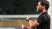 Walau Sriwijaya FC menang atas Mitra Kukar, posisi sang pelatih, Oswaldo Lessa, belum aman. (Bola.com/Riskha Prasetya)