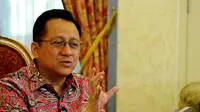 Ketua DPD RI, Irman Gusman menjelaskan tentang tugas-tugas DPD kepada Liputan6.com saat berkunjung ke kediaman pribadinya, Jakarta, Rabu (3/12/2014). (Liputan6.com/Andrian M Tunay)