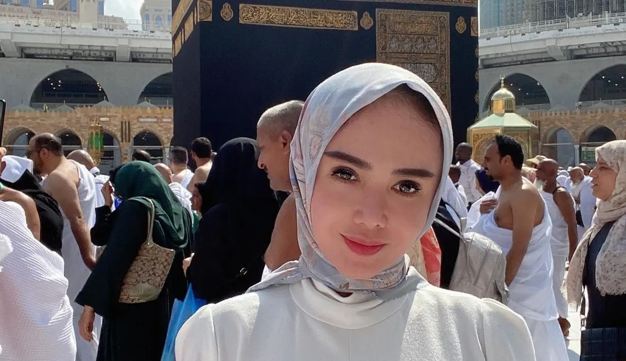 Yuni Shara baru-baru ini mengunggah potret saat melakukan ibadah umroh di Tanah Suci. Ia terlihat makin awet muda berkat jilbab yang ia kenakan. (Liputan6.com/IG/@yunishara36).