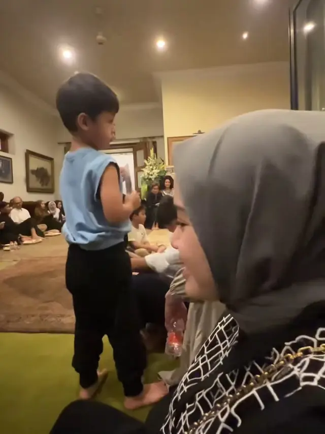 Ditemani Istri, 7 Momen Chand Kelvin Hadiri Pengajian 7 Hari Meninggalnya Ayah Baim Wong (instagram/chand_kelvin).