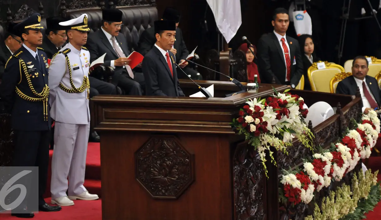 Presiden Joko Widodo memyampaikan Pidato saat sidang tahunan MPR RI, DPR RI dan DPD RI tahun 2016 di Kompleks Parlemen, Jakarta, Selasa (16/8). Sidang tersebut beragendakan penyampaian pidato kenegaraan Presiden Joko Widodo. (Liputan6.com/Johan Tallo)