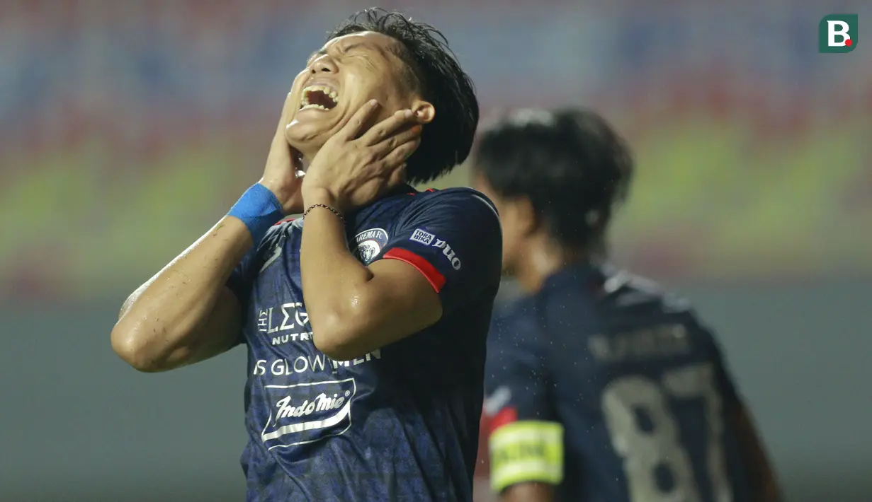 Penyerang Arema FC, Feby Eka Putra un mendapatkan beberapa peluang, namun berhasil digagalkan barisan pertahanan PSM Makassar. (Foto: Bola.com/M Iqbal Ichsan)