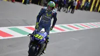 Valentino Rossi ceritakan momen titik kekalahannya di MotoGP Italia di Sirkuit Mugello, Minggu (4/7/2017). (EPA/Luca Zenarro)