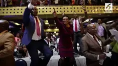 Presiden Zimbabwe, Robert Mugabe akhirnya mengundurkan diri setelah 37 tahun berkuasa.