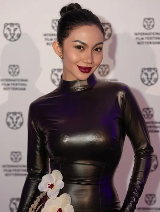 <p>Ariel Tatum kembali mencuri perhatian dengan penampilannya yang memukau di International Film Festival Rotterdam (IFFR) 2025. [@arieltatum].</p>