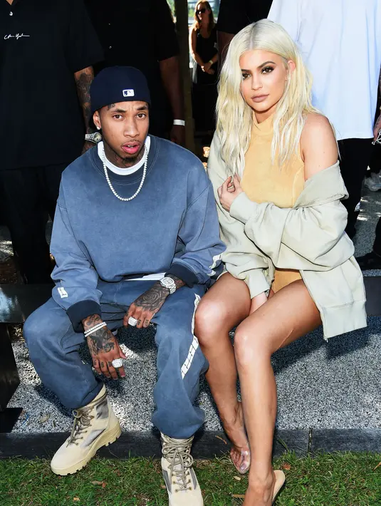 Tak sembarangan ingin tetap tampil mewah, ternyata pasangan Kylie Jenner dan Tyga tetap memiliki rasa berhati-hati. Kehadiran sosok pengawal akan terlihat bersama mereka dimana pun itu, termasuk saat mereka menonton film di cinema. (AFP/Bintang.com)