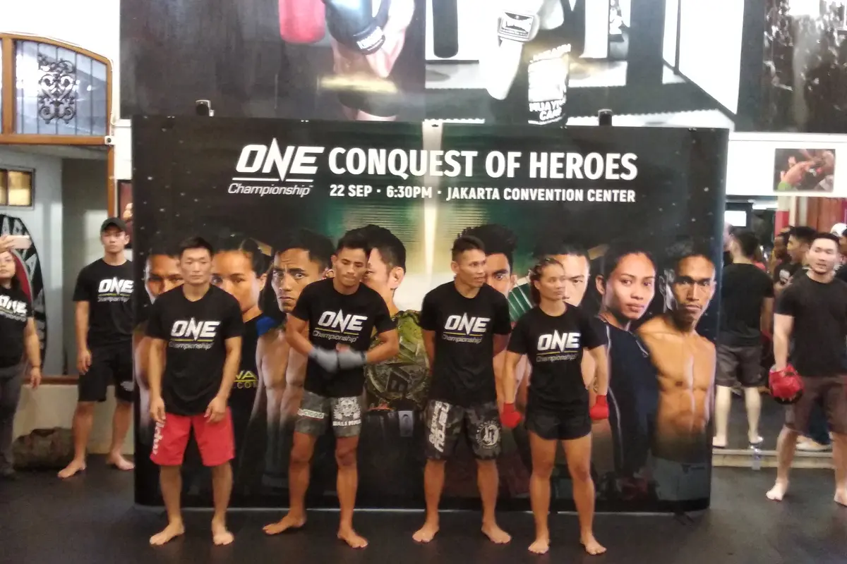Para petarung ONE Championship dalam latihan terbuka di Jakarta Muaythai Gym