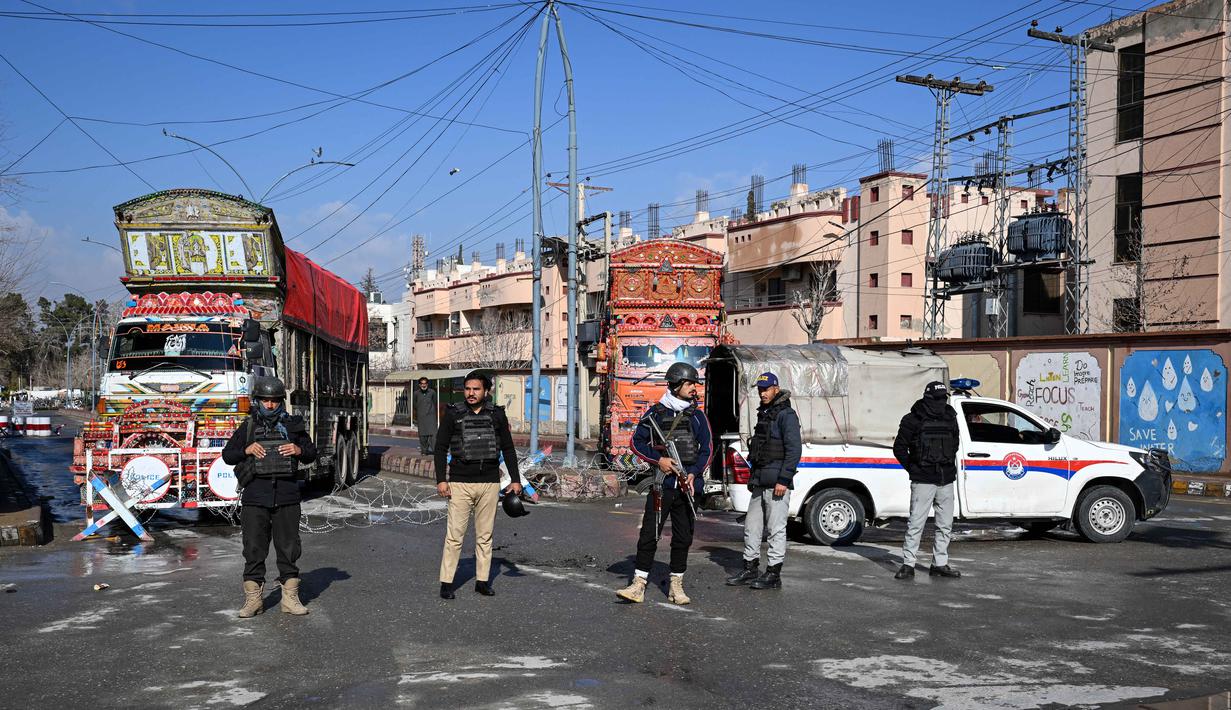 Personel keamanan menutup jalan menuju lokasi ledakan di Quetta pada 1 Februari 2026, sehari setelah serangan oleh separatis Baloch. Sehari setelah serangan terkoordinasi kelompok militan etnis Baloch, pada Minggu (1/2/2026) sejumlah ruas jalan di sekitar lokasi dijaga ketat personel keamanan Pakistan. (Banaras KHAN/AFP)