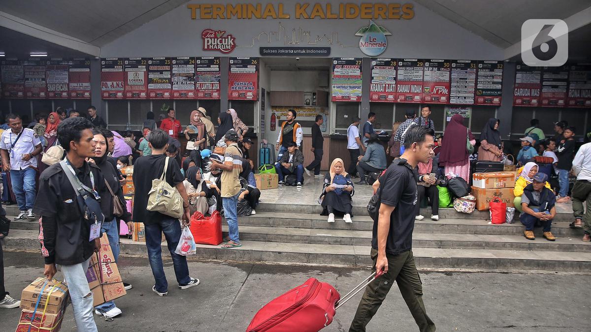 Terminal Kalideres Dipadati Ribuan Pemudik, Ruang Tunggu Tak Mampu Tampung
