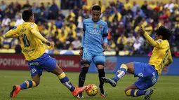 Penyerang Barcelona, Neymar, dihadang pemain Las Palmas pada laga La Liga Spanyol di Stadion Gran Canaria, Sabtu (20/2/2016). Las Palmas takluk 1-2 dari Barcelona. (Reuters/Juan Medina)