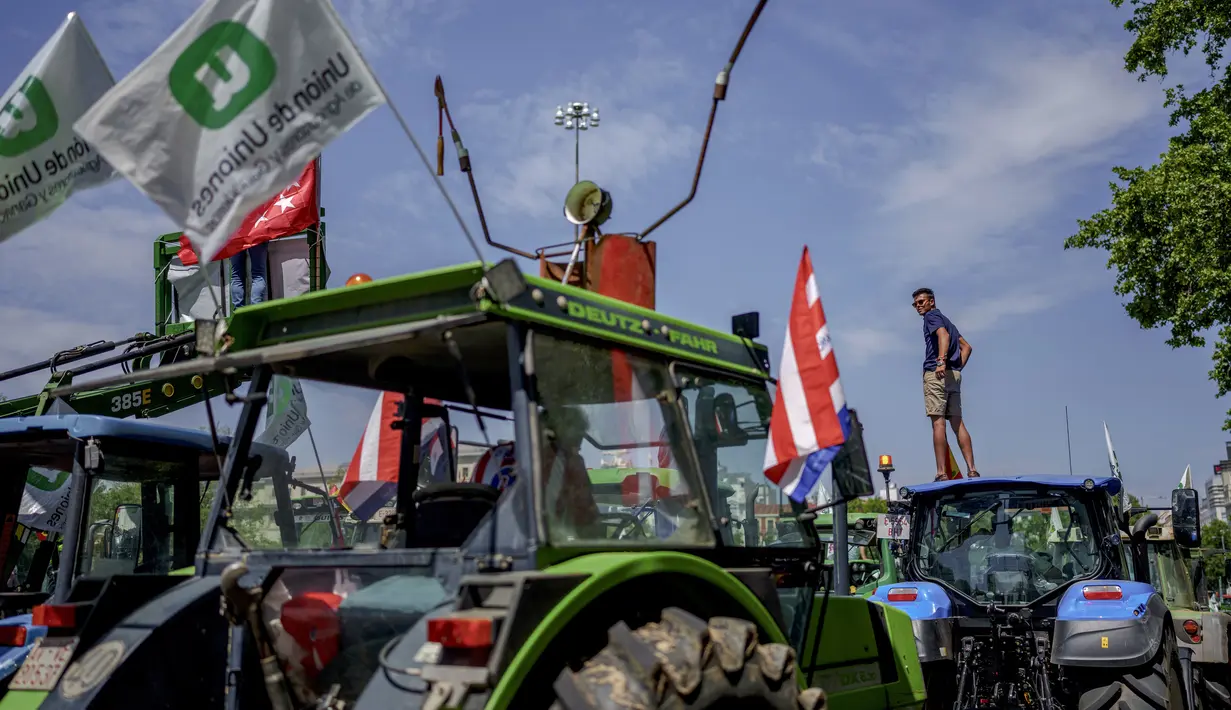 Para petani Catalan merupakan bagian dari konvoi ratusan orang yang tiba di Madrid pada hari Rabu untuk menuntut bantuan kekeringan dari pemerintah Spanyol. (AP Photo/Manu Fernandez)