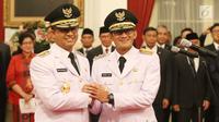 Anies Baswedan dan Sandiaga Uno berjabat tangan usai pelantikan Gubernur dan Wakil Gubernur DKI Jakarta periode 2017-2022 di Istana Negara, Jakarta, Senin (16/10). (Liputan6.com/Angga Yuniar)