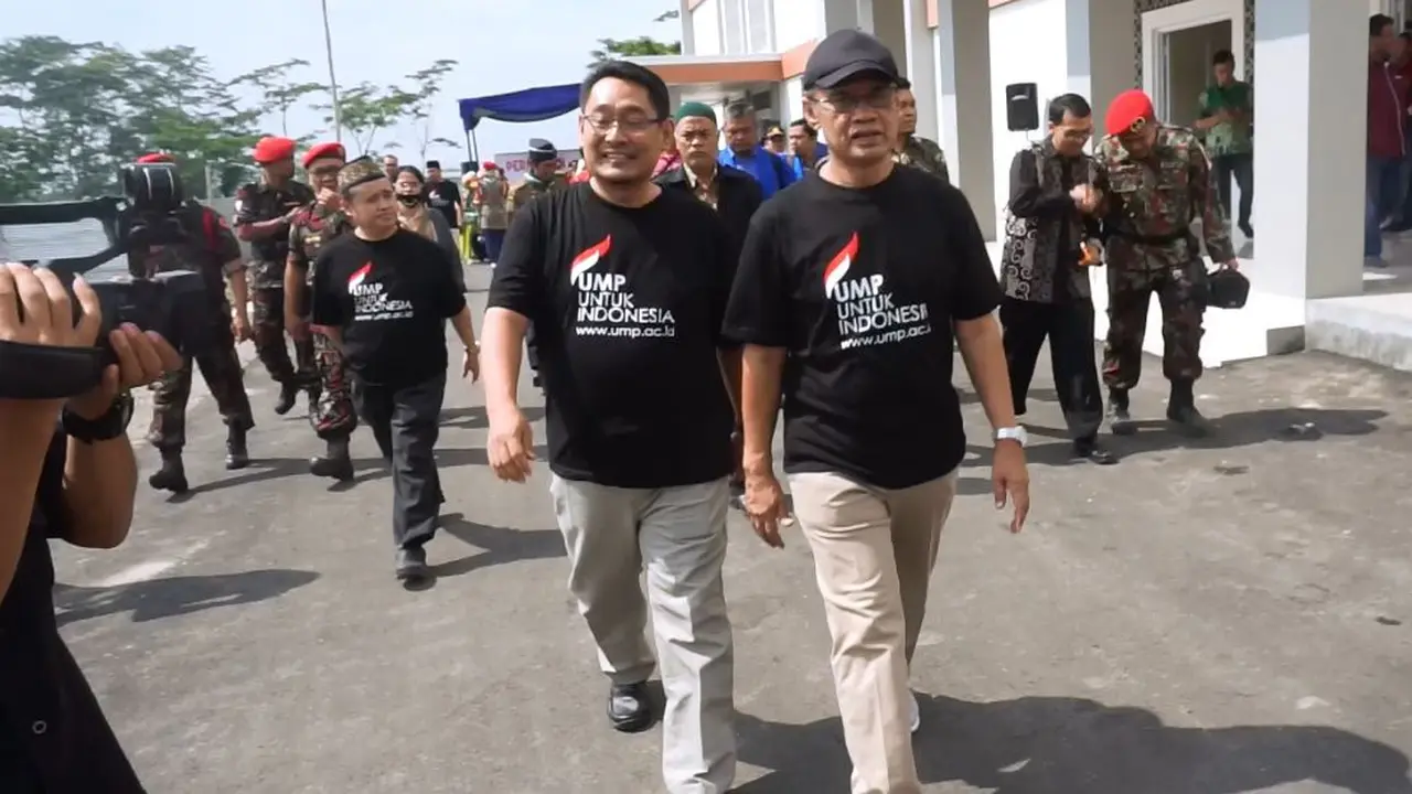 Ketua Umum PP Muhammadiyah Prof DR Haedar Nashir meresmikan tiga unit usaha di Universitas Muhammadiyah Purwokerto (UMP), Sabtu, 19 Oktober 2019. (Foto: Liputan6.com/Humas UMP/Muhamad Ridlo).