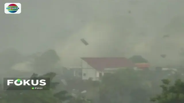 Cuaca buruk melanda kawasan Bogor Selatan, Kamis (6/12) sore. Angin puting beliung memporak-porandakan ratusan rumah, pohon, bahkan mengakibatkan satu orang meninggal dunia.