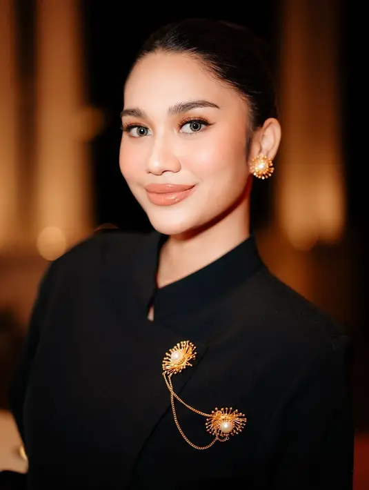 Azizah Salsha pun terlihat cantik dengan sleek bun dan soft glam makeup look bernuansa nude [@azizahsalsha_]