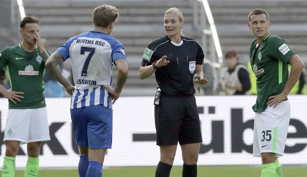 Wasit wanita, Bibiana Steinhaus (2kanan) saat memberikan penjelasan kepada pemain Hertha BSC Berlin dan SV Werder Bremen pada lag Bundesliga di Berlin, Jerman (10/9/2017). Laga tersebut merupakan debut Bibiana Steinhaus. (AP/Michael Sohn)