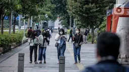 Sejumlah warga berjalan di Kawasan Sudirman, Jakarta, Kamis, (17/2/2022). Provinsi DKI Jakarta disebut sudah melewati gelombang ketiga Covid-19 yang dipicu oleh penyebaran virus corona varian Omicron. (Liputan6.com/Faizal Fanani)