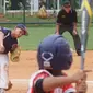 Atlet junior baseball dan softball berlaga dalam turnamen Indonesia Little League 2019 di lapangan softball Senayan, Jakarta, Sabtu (5/1). Turnamen digelar oleh para relawan pecinta olahraga softball dan baseball di Indonesia. (Liputan6.com/Fery Pradolo)