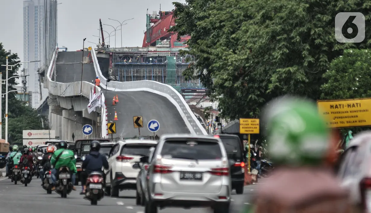 Kendaraan melintas di dekat salah satu akses 6 Ruas Tol Dalam Kota Seksi A rute Kelapa Gading-Pulo Gebang, Jakarta, Rabu (9/6/2021). Jalan tol seksi A rute Kelapa Gading-Pulo Gebang ini memiliki panjang 31,1 kilometer. (merdeka.com/Iqbal S. Nugroho)