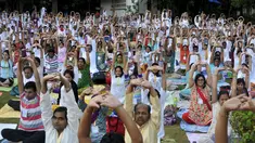 Sejumlah orang berpartisipasi dalam sesi yoga menjelang peringatan Hari Yoga Sedunia, di Art of Living ashram di Bengaluru, India, Sabtu (13/5/2015). Hari Yoga Dunia dirayakan pada 21 Juni. (REUTERS/Abhishek N. Chinnappa)