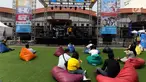 Pengunjung menikmati pertunjukan stage outdoor Jakarta Internasional Comedy Festival (JICOMFEST) 2019 hari pertama, JIExpo, Kemayoran, Jakarta, Sabtu (3/8/2019). Panggung JTrust Bank diisi oleh para grup musik komedi yang bakal mengocok perut pengunjung. (Liputan6.com/JohanTallo)