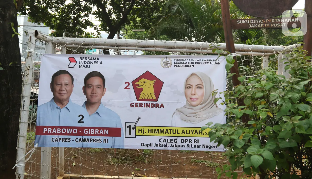 Sayangnya, masih banyak APK yang dipasang sembarangan dan mengganggu estetika kota bahkan tak mengindahkan aturan. (Liputan6.com/Herman Zakharia)